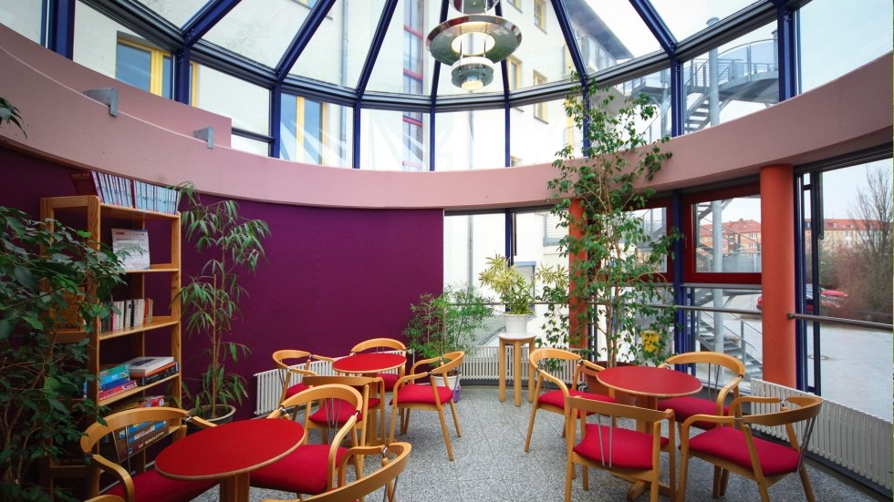 Jong en oud ontmoeten elkaar in de zonnige cafetaria., © DJH MV / Danny Gohlke