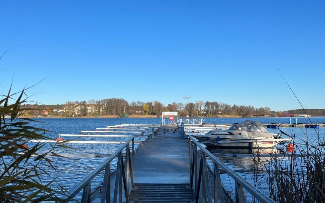 Nabrzeże w miejscu odpoczynku dla pieszych wędrówek wodnych w Malchow, © Tourist-Information Malchow