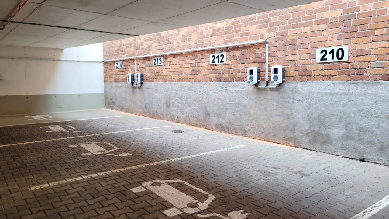 Parking ze stacją ładowania samochod&oacute;w elektrycznych przy muzeum morskim, &copy; TZ HST