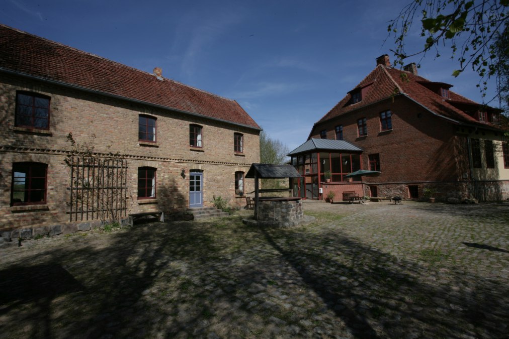 Widok na dziedziniec zamku z fosą w Liepen, © Hahn