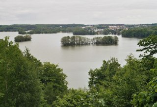 Sicht auf den Feldberger Haussee vom Reiherberg aus // © wikimedia/Schmettau Sicht auf den Feldberger Haussee vom Reiherberg aus // © wikimedia/Schmettau