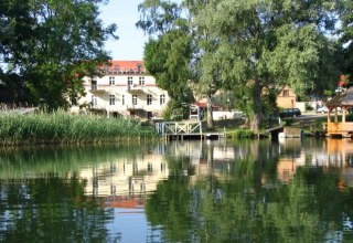 Obiekt Haus Seenland położony jest bezpośrednio nad jeziorem Feldberger Haussee // &copy; Haus Seenland/Behrend