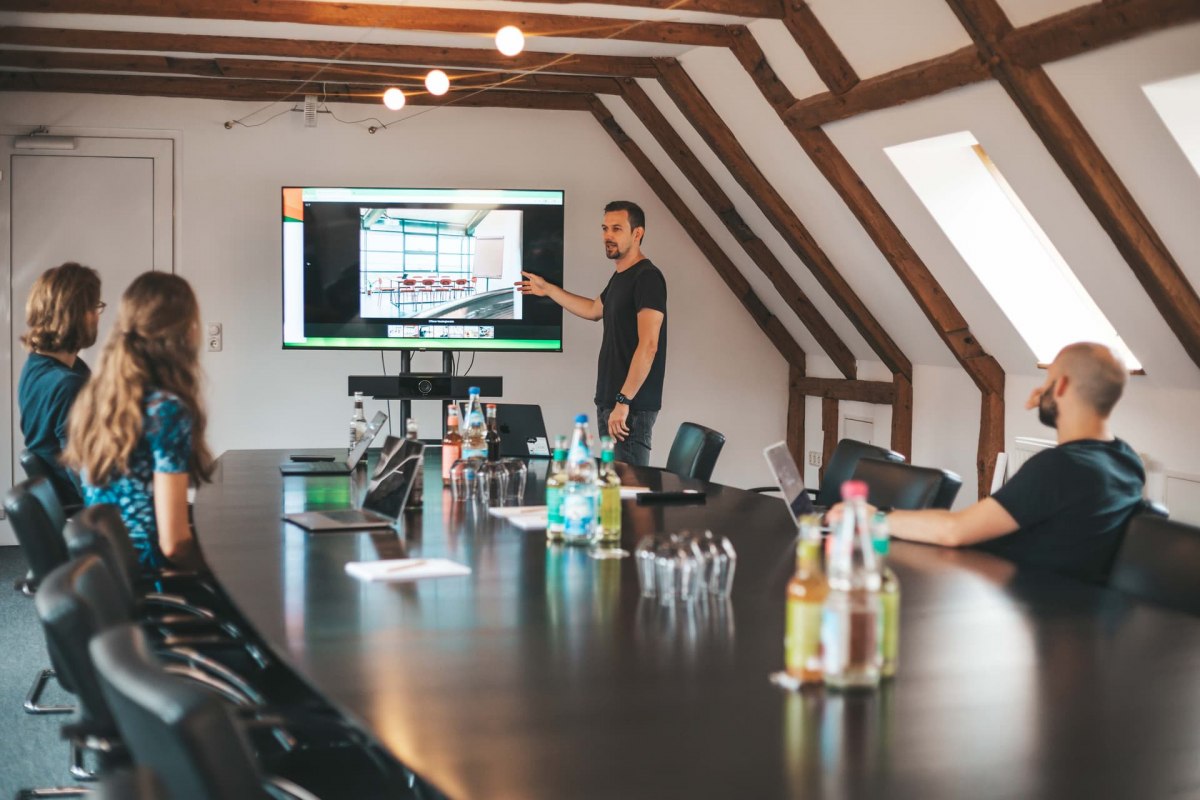 Sala konferencyjna z nowoczesną technologią prezentacji. Idealna na spotkania, warsztaty lub planowanie strategiczne. // © Michelle Dynio Sala konferencyjna z nowoczesną technologią prezentacji. Idealna na spotkania, warsztaty lub planowanie strategiczne. // © Michelle Dynio
