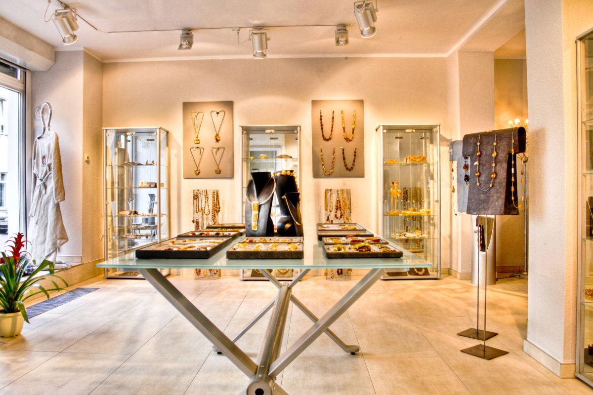 De galerie presenteert sieraden en sculpturen gemaakt van barnsteen. // © Uta Erischson De galerie presenteert sieraden en sculpturen gemaakt van barnsteen. // © Uta Erischson