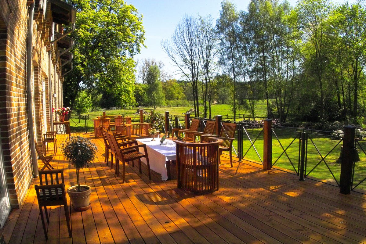 Odkryty taras w ośrodku wypoczynkowym Gut Settin // &copy; Resort Gut Settin