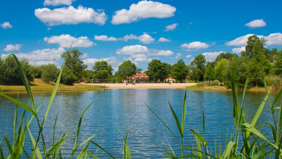 Het Mecklenburgse vakantiepark ligt direct aan het meer, © Ferienpark Mecklenburg Het Mecklenburgse vakantiepark ligt direct aan het meer, © Ferienpark Mecklenburg