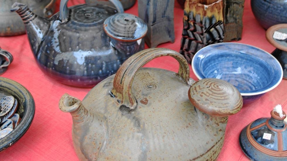 Ceramics on the market stall, © Rainer Finck