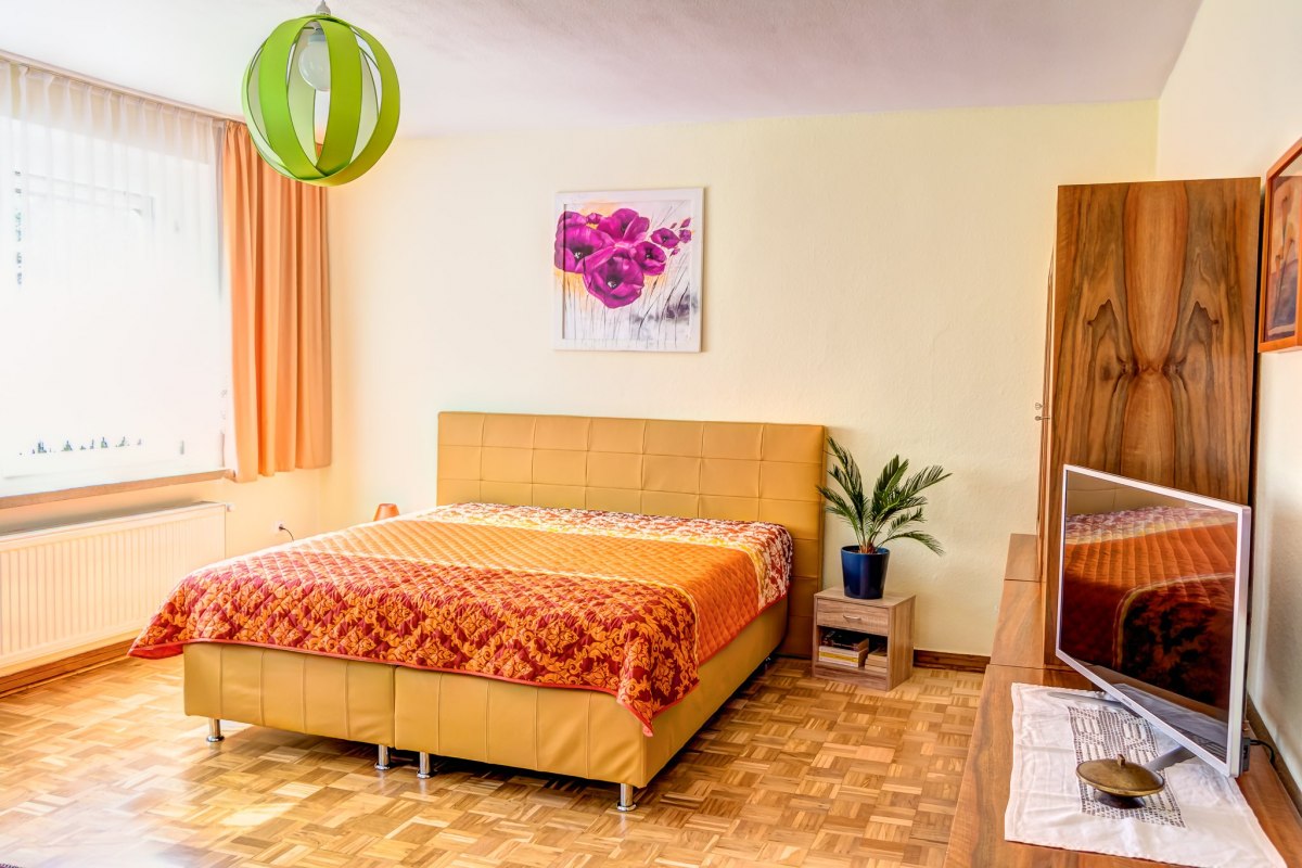 Large living room and bedroom in guest house Sankt Nikolai in Parchim // &copy; Michel Lask
