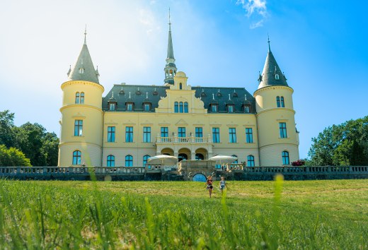 Hotel zamkowy w sercu wyspy Rugia z 65 indywidualnymi pokojami, restauracją z tarasem, barem i strefą wellness z sauną i krytym basenem. Wyjątkowa architektura w połączeniu z wykwintną kuchnią i doskonałą obsługą. // &copy; MV-T/Tiemann