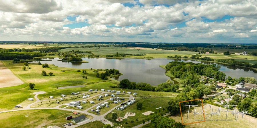 Luchtfoto van de Seeweide Naturcamping Penzlin, &copy; FilmSchnittFotographie