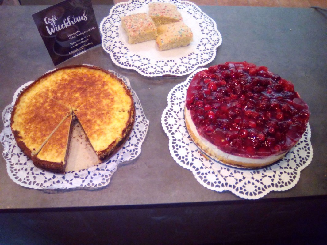 Oferta ciast i tart zmienia się w każdy weekend (tutaj: tarta makowa, ciasto z kruszonką i ciasto z kremem malinowym)., &copy; Tom Augustyniak