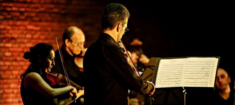 Ensemble Klassik playing from behind with strings and music stand., &copy; Weltkonzerte
