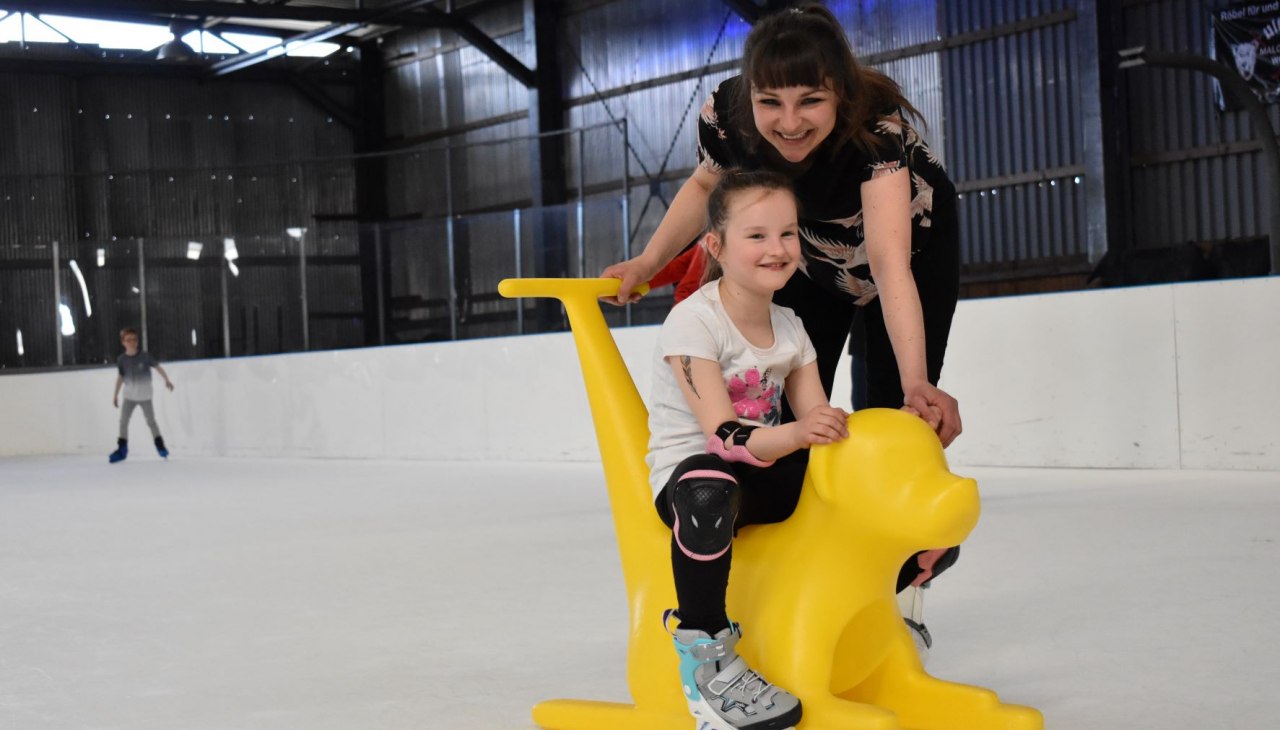 Zabawa na łyżwach dla młodszych i starszych, © Kultur- und Sportring e.V. Zabawa na łyżwach dla młodszych i starszych, © Kultur- und Sportring e.V.