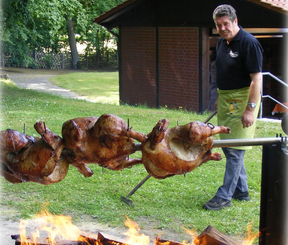 Turkey on the spit, &copy; Stieglitzenkrug
