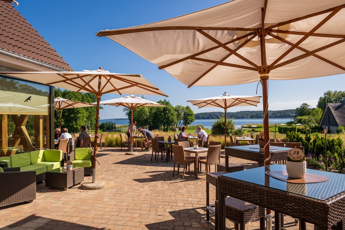 Terras met uitzicht op het meer van Plau, &copy; BEECH Resort Plauer See