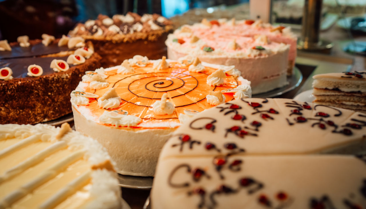 2025-04-25 09_21_36-Kuchen im Café Prag in Schwerin_1.jpg - IrfanView (Zoom_ 1569 x 1046), © TMV/ Tiemann 2025-04-25 09_21_36-Kuchen im Café Prag in Schwerin_1.jpg - IrfanView (Zoom_ 1569 x 1046), © TMV/ Tiemann