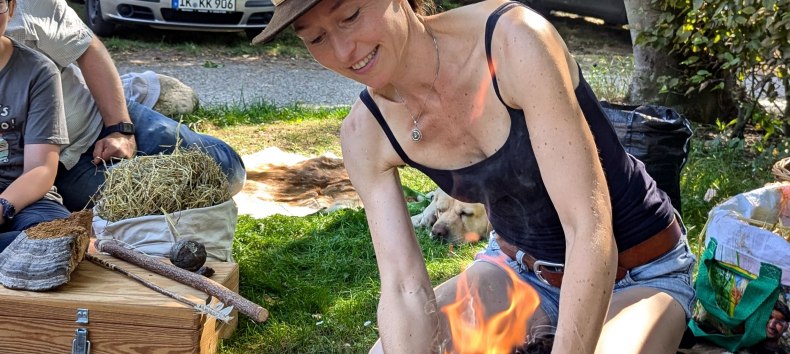 Feuermachen wie in der Vorgeschichte // © Dr. Katrin Staude Feuermachen wie in der Vorgeschichte // © Dr. Katrin Staude