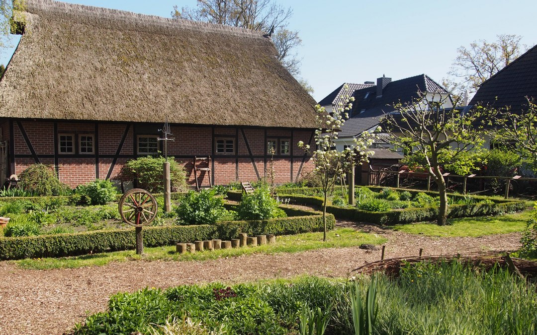 Op de boerderij, enigszins verborgen achter de schuur: de kleine boerderijtuin met oude landbouwmachines., © Kur- und Tourismus GmbH Zingst