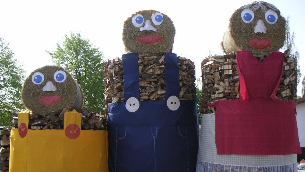 Vrolijke stropoppen aan de kant, © Markmann