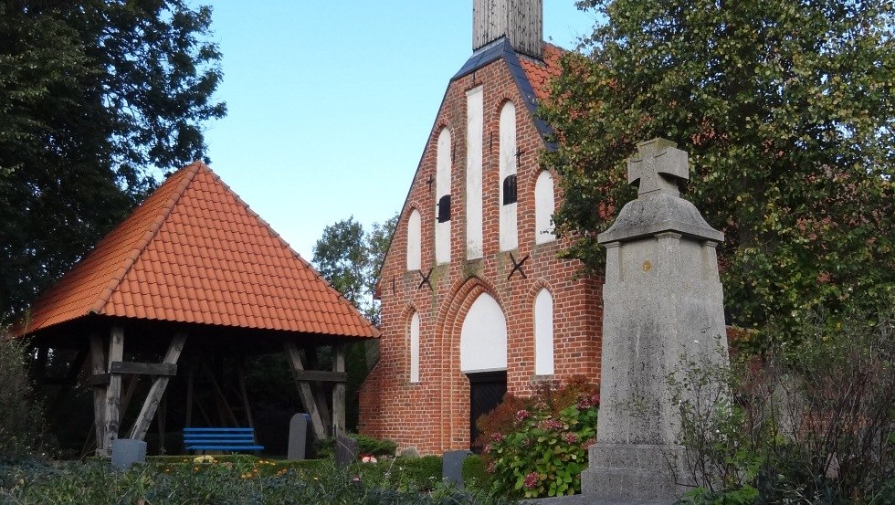 Ceglany kościół Ummanz z późnogotyckim rzeźbionym ołtarzem, © Ummanz-Information/Schmorell