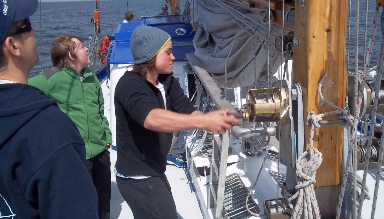 Młodzież przepychająca się przez grot, © Mirko Niebuhr 2017