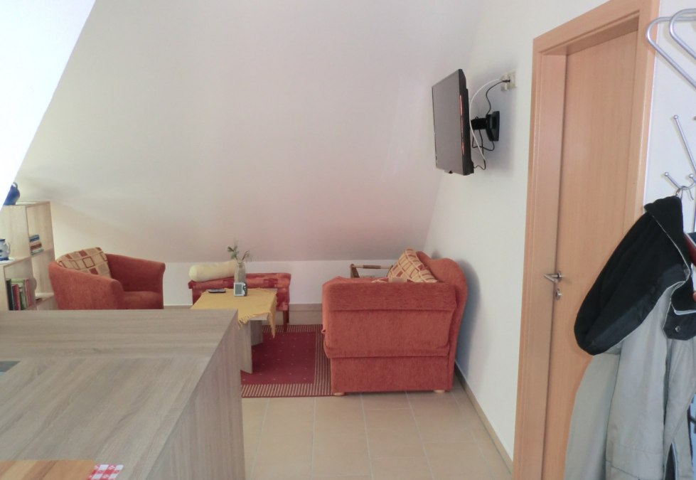 Widok od wejścia do części dziennej z telewizorem, © Burkhard Müller Widok od wejścia do części dziennej z telewizorem, © Burkhard Müller