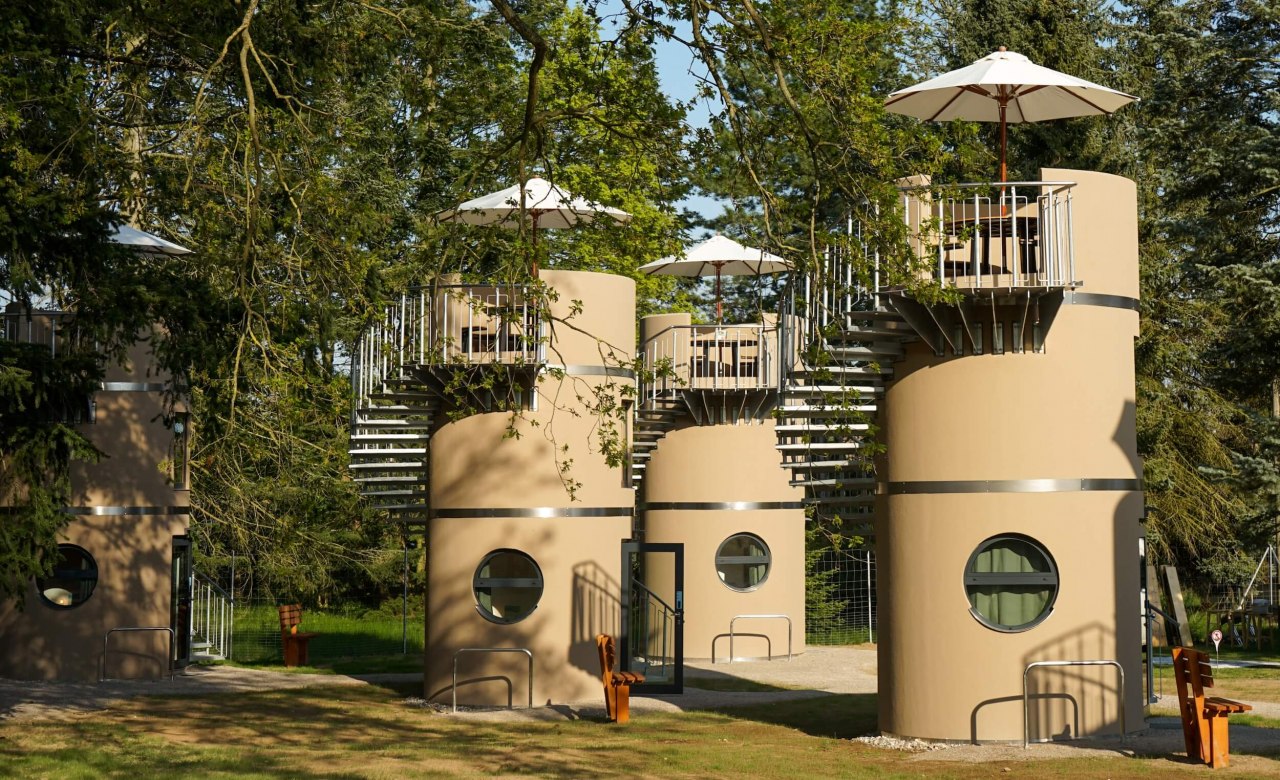 Buitenaanzicht van de hoteltorens van de slube in Krakau am See, &copy; slube