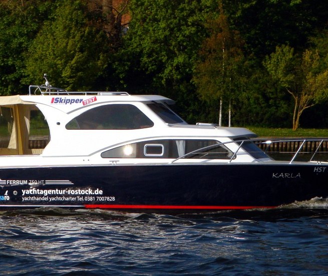 Ausflug auf der Warnow // &copy; Yachtagentur Rostock