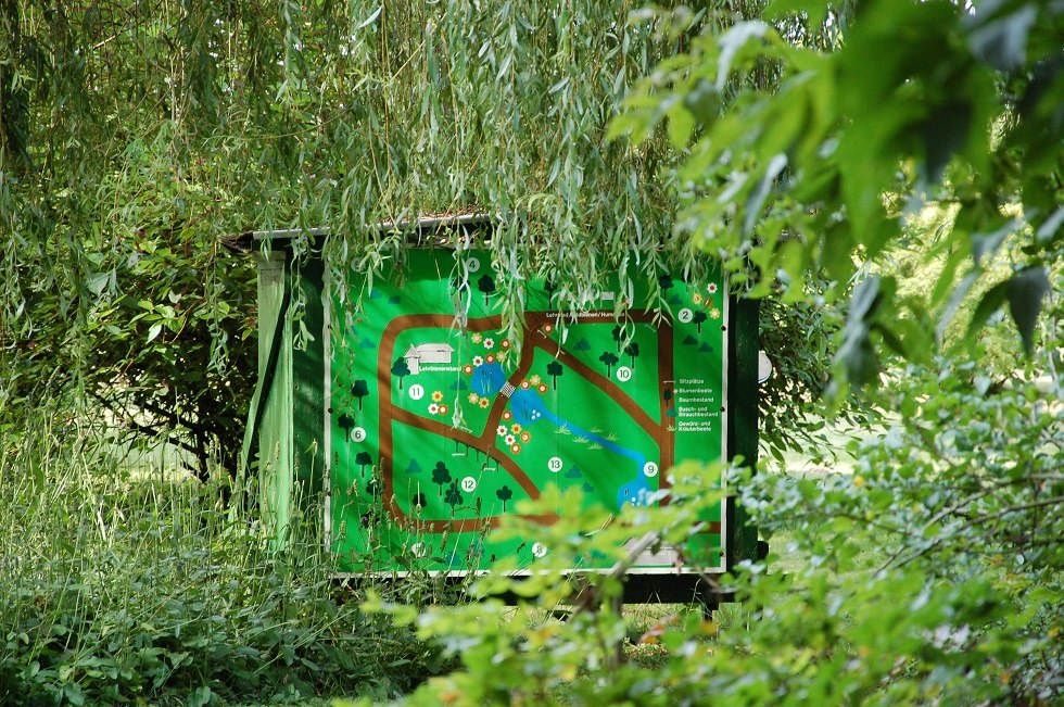 Borden geven uitleg over de natuurlijke cycli en de voordelen van bijen., © Gabriele Skorupski