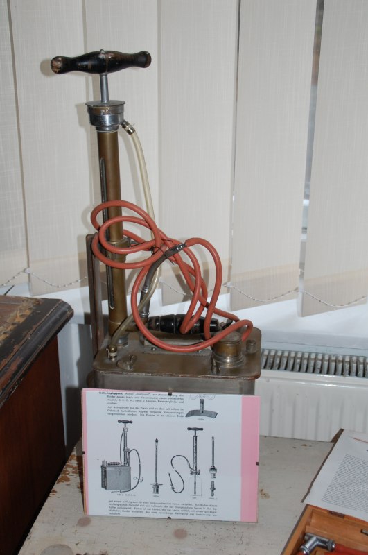 Dortmund vaccination apparatus (used for vaccination in the fight against foot-and-mouth disease (FMD) in cattle, for example) // © Franziska Hagen/Verein UNS RIEMS Dortmund vaccination apparatus (used for vaccination in the fight against foot-and-mouth disease (FMD) in cattle, for example) // © Franziska Hagen/Verein UNS RIEMS