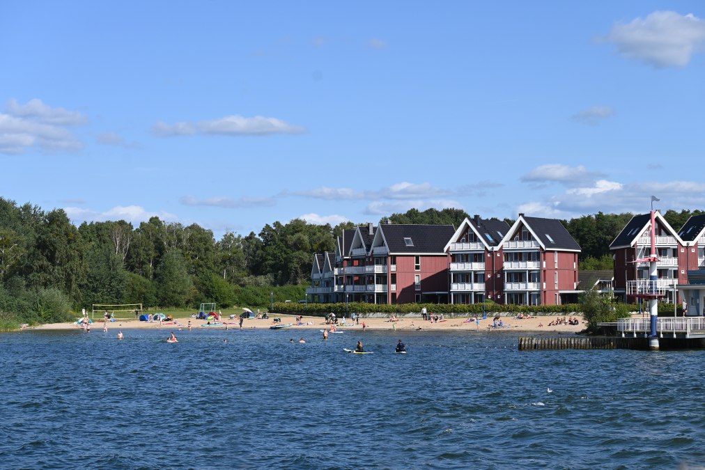 Starting point for swimmers, surfers, and SUPers: the bathing beach in the Müritz harbor village has a small pier, its own sanitary facilities, and an open-air shower., © KUHNLE-TOURS Starting point for swimmers, surfers, and SUPers: the bathing beach in the Müritz harbor village has a small pier, its own sanitary facilities, and an open-air shower., © KUHNLE-TOURS
