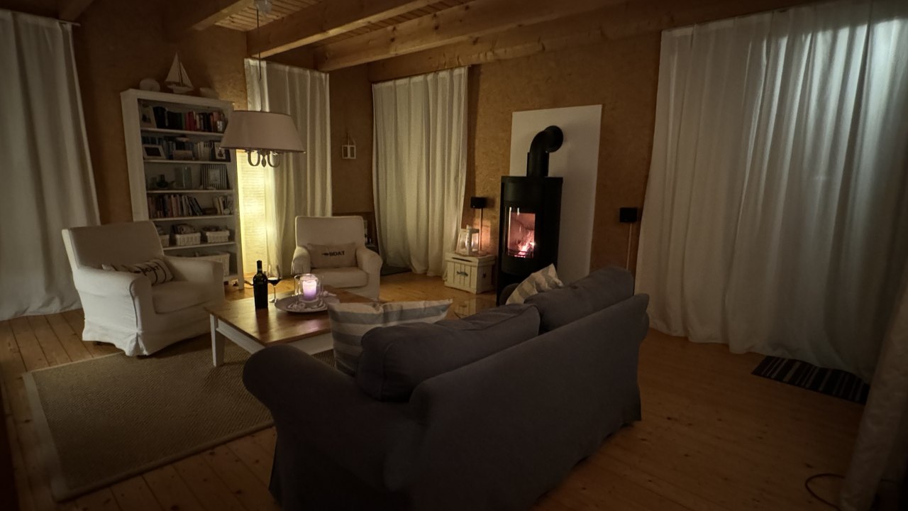 Cozy up by the fireplace .... // &copy; Claudia Loer-M&uuml;ller