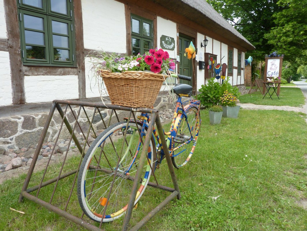 Resting place for excursionists and gallery visitors. // © Förderverein der Heimat- und Kulturpflege Walkendorf Resting place for excursionists and gallery visitors. // © Förderverein der Heimat- und Kulturpflege Walkendorf