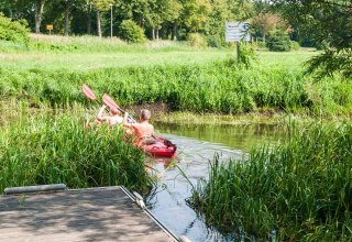 Een ploeg kano's gooit uit vanaf de steiger., © Frank Burger