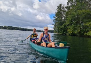 We paddle across the water in canoes (Canadians) for two to three people. // © KompassKiki We paddle across the water in canoes (Canadians) for two to three people. // © KompassKiki
