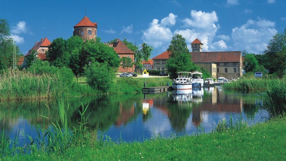 Łodzie w porcie Neustadt-Glewe są nawleczone na siebie jak perły na naszyjniku, © TMV/Grundner