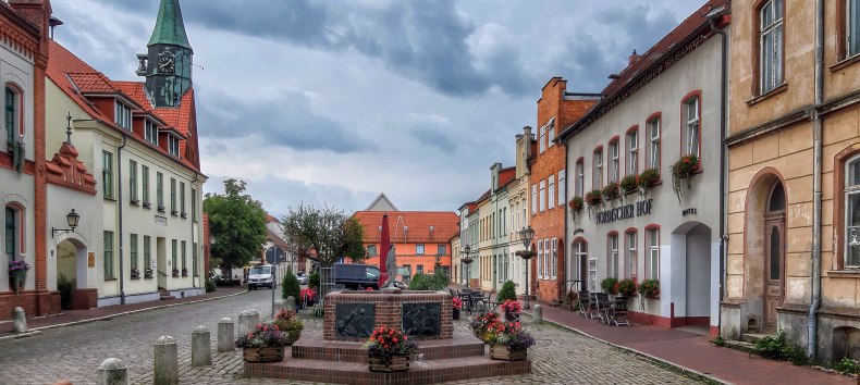 Marktplatz in der Altstadt mit Springbrunnen, Touristinformation und Rathaus // &copy; Gabriele Riech