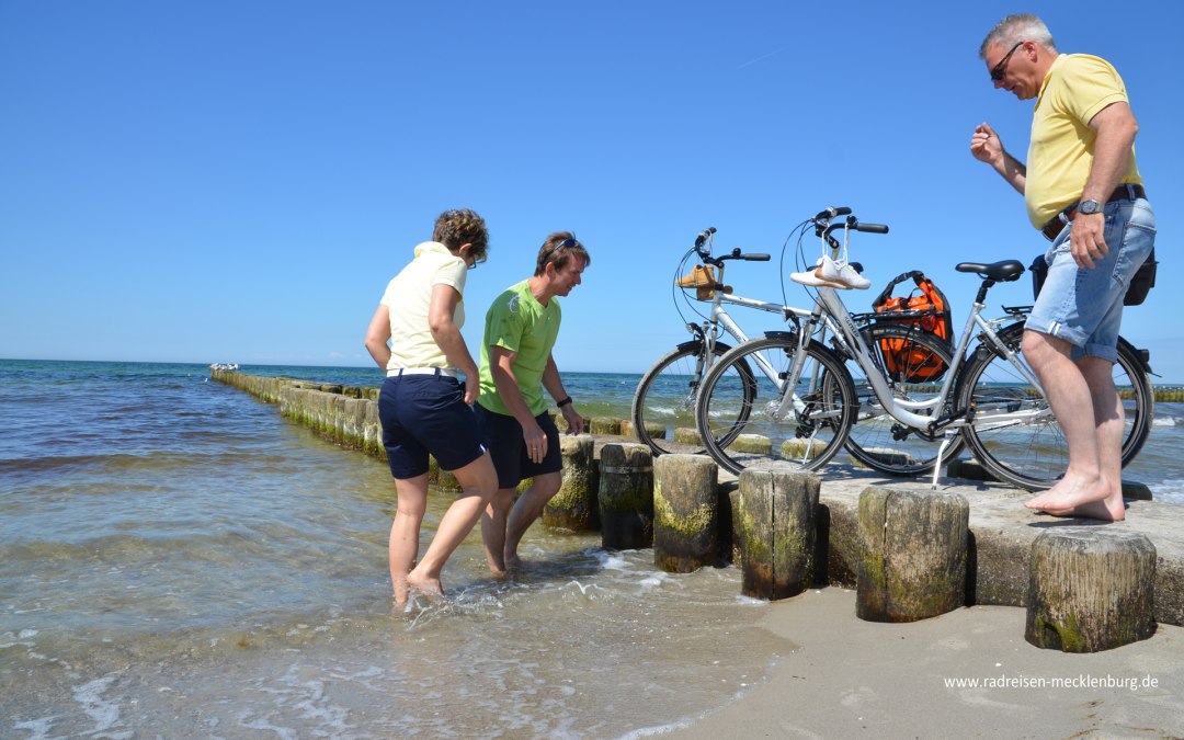 Three cyclists on the beach of the Baltic Sea., © Ralf-Tetmeyer radreisen-mecklenburg