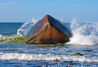 The erratic boulder "Schwanstein" is located in the roaring Baltic Sea, only 20 m from the beach. // © Archäo Tour Rügen The erratic boulder "Schwanstein" is located in the roaring Baltic Sea, only 20 m from the beach. // © Archäo Tour Rügen