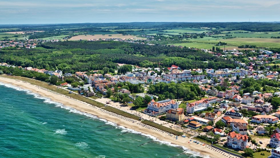 Luchtfoto kustplaats aan de Oostzee, © Touristik-Service-Kühlungsborn GmbH