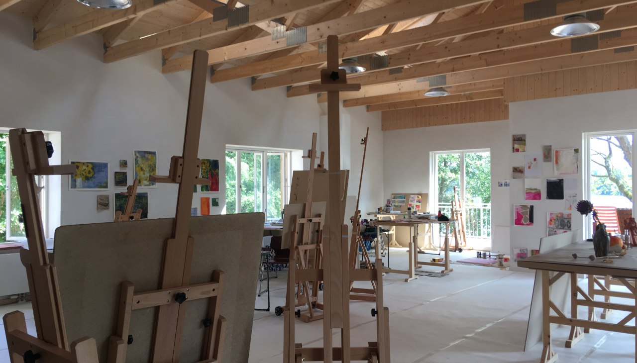 De grote studio met een groot terras direct aan het meer, © Gutshaus Woserin / Sabine Puschmann