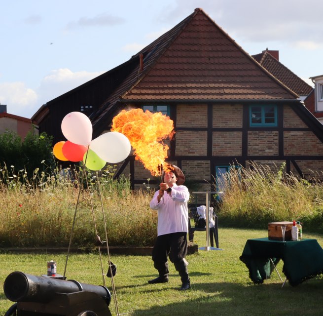 Fire artist Captain Heinrich Tarnewitz in action, &copy; Sabine St&ouml;ckmann