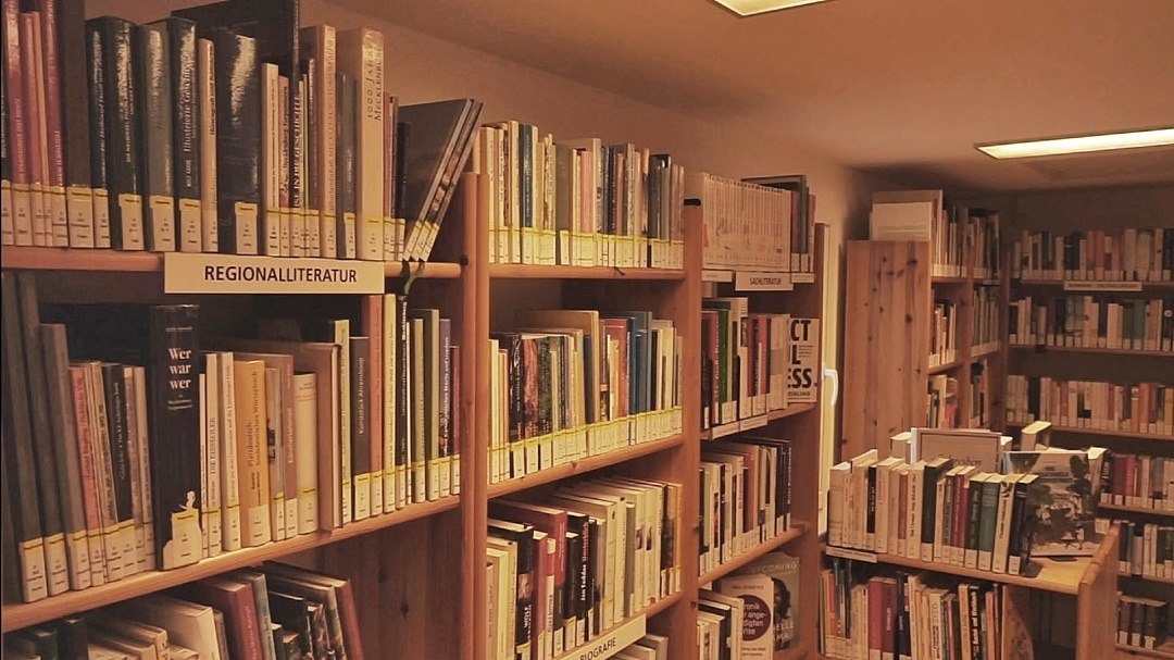 Fischlandhaus Wustrow_bookshelf, © Kevin Schiemann / KVW Wustrow