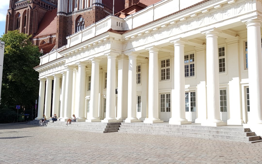 The columned building at the market in Schwerin, © Tourismusverband Mecklenburg-Schwerin