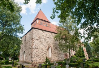 Dorfkirche Sanitz mit Friedhof // &copy; Frank Burger