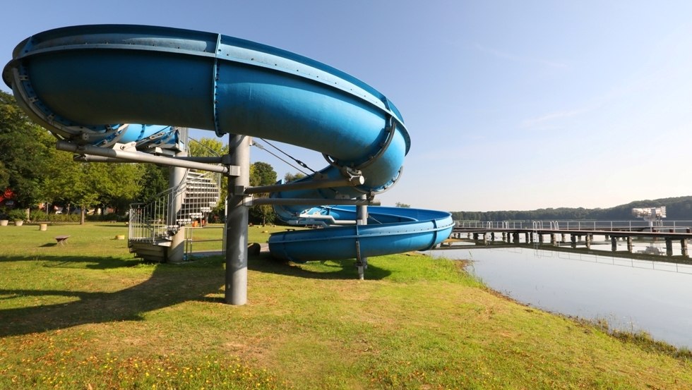 Outdoor pool at the Wockersee in Parchim - slide, &copy; TMV/Gohlke
