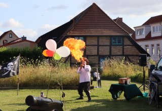 Fire artist Captain Heinrich Tarnewitz in action, &copy; Sabine St&ouml;ckmann