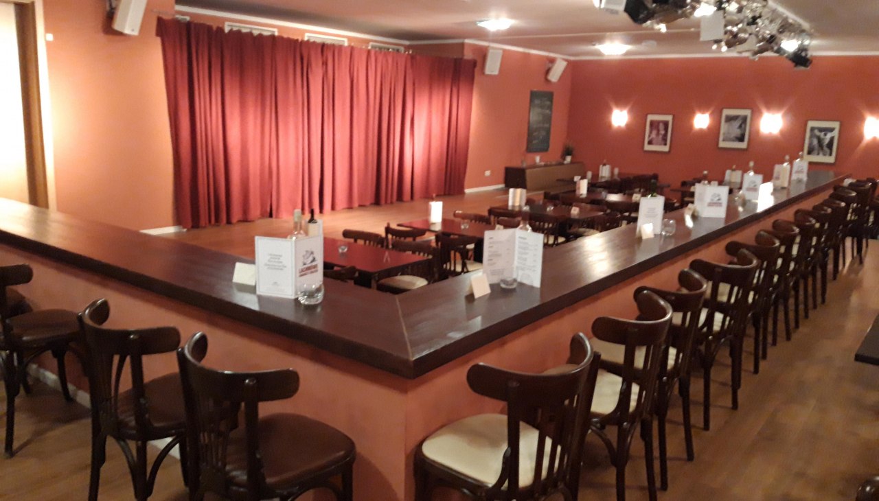 Speelzaal van cabaret Lachmöwe, © Lachmöwe