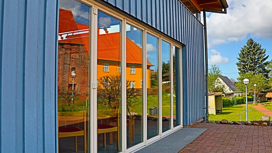 bible_center_barth_-_blue_building1, © Hans-Joachim Meusel