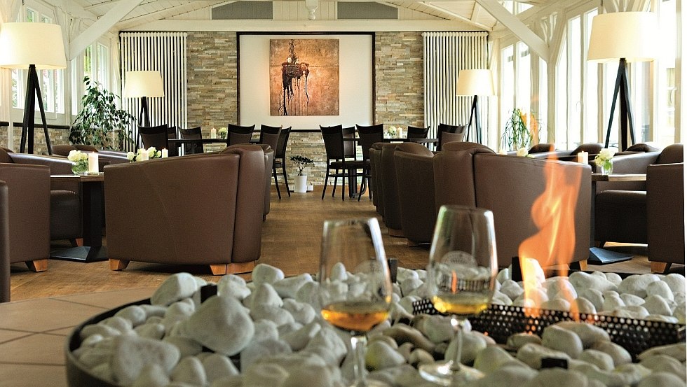 Zakończ seminarium szklaneczką whisky przy kominku, &copy; Hotel Polar-Stern